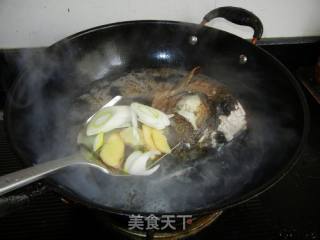 平菇白菜鱼头汤的做法步骤：5