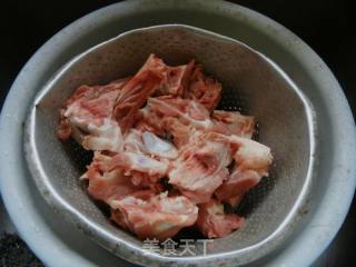 猪大骨汤的做法步骤：1