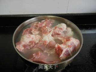 猪大骨汤的做法步骤：2