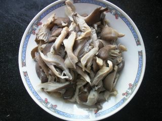 鸡肉蘑菇炖土豆的做法步骤：1