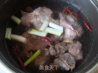 胡萝卜炖排骨的做法步骤：1