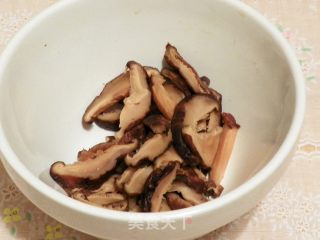 蠔油双丝盖锅巴（鸡脯肉丝冬菇丝）的做法步骤：2