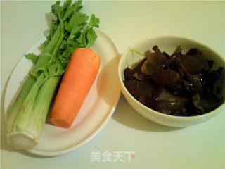 节后清肠素菜--芹菜炒黑木耳的做法步骤：1