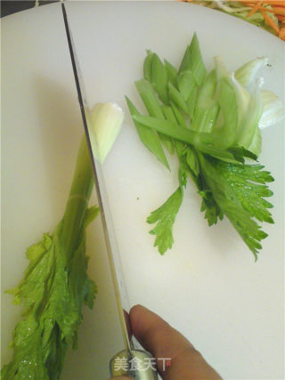 节后清肠素菜--芹菜炒黑木耳的做法步骤：2