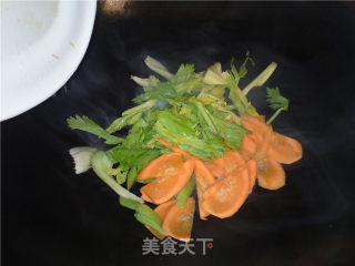 节后清肠素菜--芹菜炒黑木耳的做法步骤：7