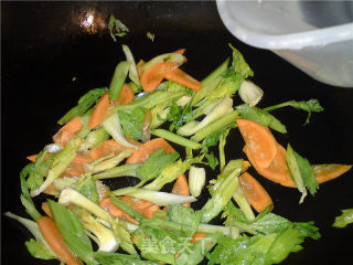 节后清肠素菜--芹菜炒黑木耳的做法步骤：10