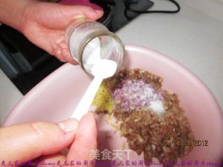 酸菜油渣水饺的做法步骤：2