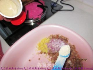 酸菜油渣水饺的做法步骤：3