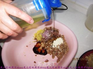 酸菜油渣水饺的做法步骤：6