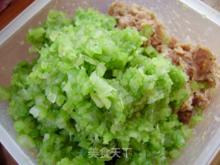 家常主食----芹菜肉馅蒸饺的做法步骤：7