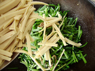 家常菜----韭菜干豆腐炒肉的做法步骤：6
