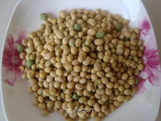 简单易行好下酒------炝黄豆芹菜的做法步骤：1