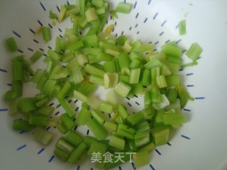简单易行好下酒------炝黄豆芹菜的做法步骤：2