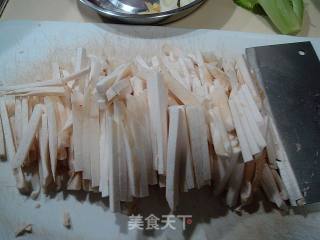 鲜蘑菇焖乌冬面的做法步骤：1