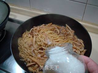 鲜蘑菇焖乌冬面的做法步骤：11