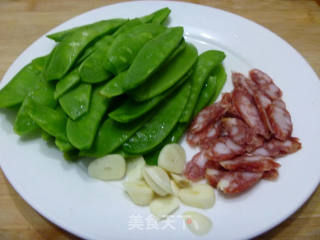 【家庭快手小炒】节后清肠小炒---腊味荷兰豆的做法步骤：2