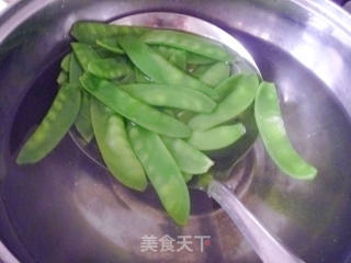 【家庭快手小炒】节后清肠小炒---腊味荷兰豆的做法步骤：3