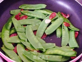 【家庭快手小炒】节后清肠小炒---腊味荷兰豆的做法步骤：6