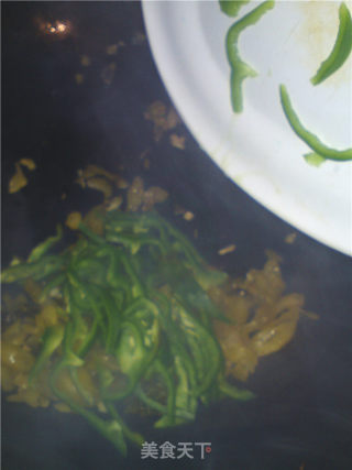 酸菜的另类吃法--酸菜炒青椒丝的做法步骤：8