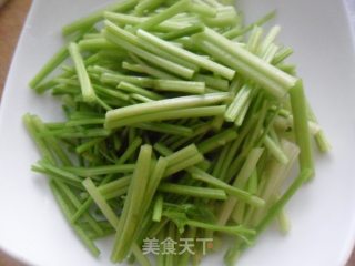 芹菜拌花生米的做法步骤：1
