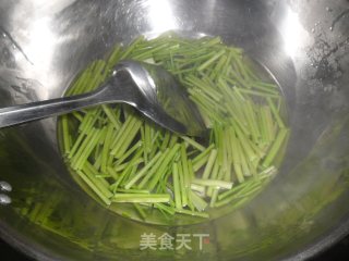 芹菜拌花生米的做法步骤：3