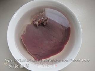 补肝明目，养血——湘菜爆炒猪肝的做法步骤：1