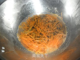凉拌胡萝卜芹菜叶的做法步骤：4
