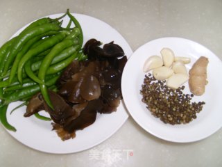 ［小媳妇家常菜］－－尖椒木耳鸡丝的做法步骤：1