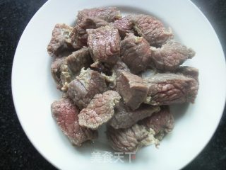牛肉炖柿子的做法步骤：1