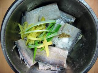煎刀鱼的做法步骤：2