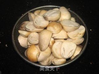 清炒草菇的做法步骤：1