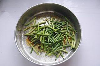 蒜苗烧猪蹄的做法步骤：6