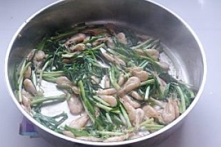 韭菜炒河虾的做法步骤：7