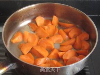 胡萝卜炒香肠的做法步骤：3