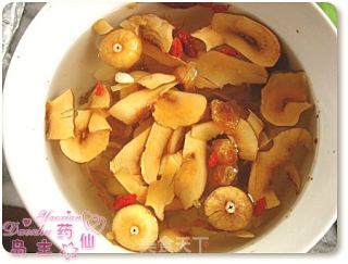 滋润清肺补血美白汤——海底椰无花果南北杏糖水的做法步骤：2