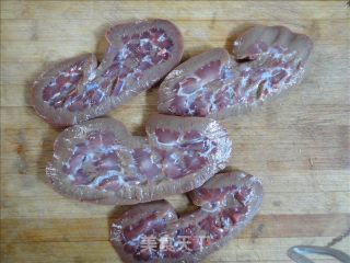 大葱炒腰花的做法步骤：1
