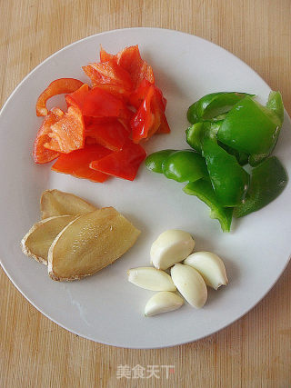 肉控们的最爱【椒块五花肉片儿】的做法步骤：2