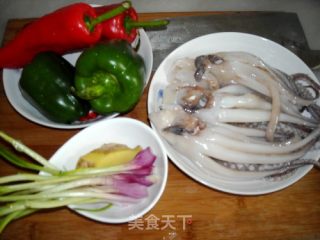 彩椒炒鱿鱼须的做法步骤：1