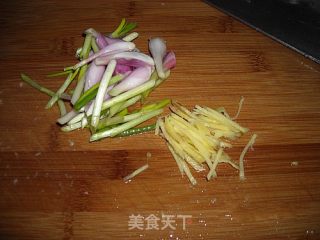 彩椒炒鱿鱼须的做法步骤：4