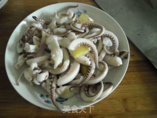 彩椒炒鱿鱼须的做法步骤：8