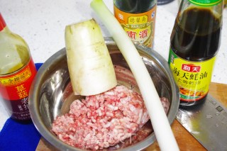 清蒸萝卜肉丸的做法步骤：1