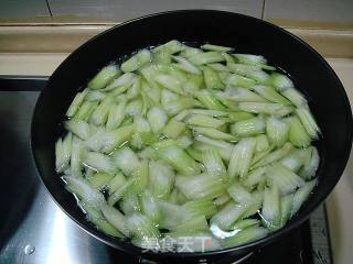 肉片鸡蛋炒西芹的做法步骤：2