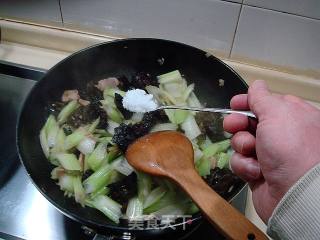 肉片鸡蛋炒西芹的做法步骤：7