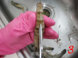 油靠大虾的做法步骤：3
