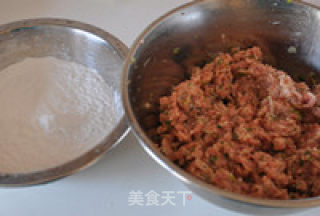 元宵佳节必吃的肉汤圆的做法步骤：1