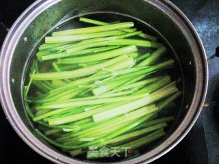 发面芹菜猪肉盒子的做法步骤：1