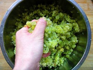 发面芹菜猪肉盒子的做法步骤：2