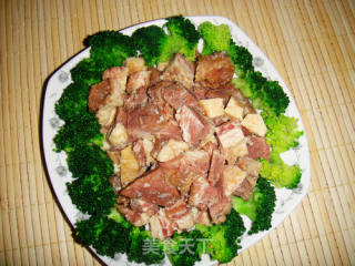红焖牛肉土豆的做法步骤：1