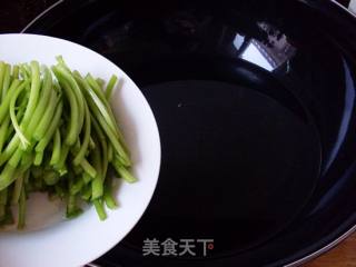 鸡丝蒿子杆的做法步骤：3