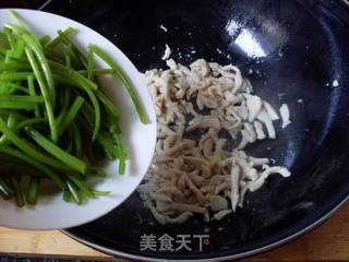 鸡丝蒿子杆的做法步骤：4